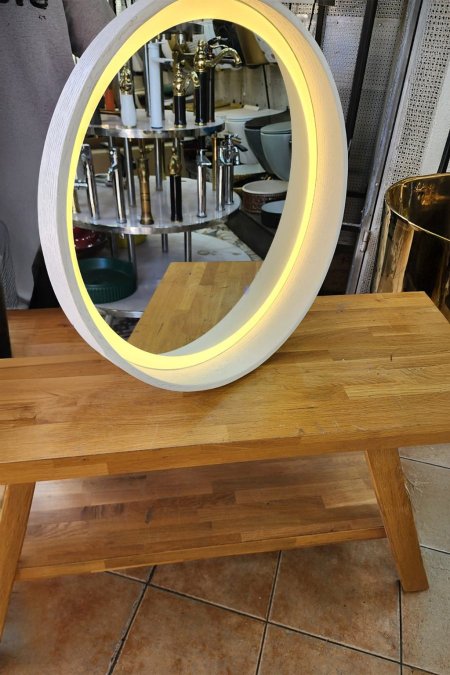 مرآة بيضاوية بإضاءة داخلية وإطار أبيض خشبي